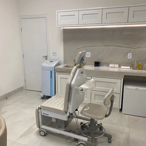 Sala de procedimentos da clínica Dra. Thamara Ayres