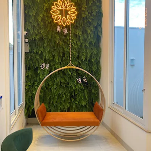 Espaço de relaxamento com jardim vertical